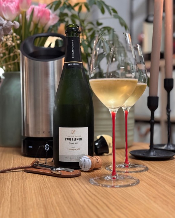 „La passion comme héritage“ – Leidenschaft als Erbe. 🥂✨

Dieser Spruch stand heute in der Kapsel der Cuvée L’Irremplaçable von @champagnepaullebrun…