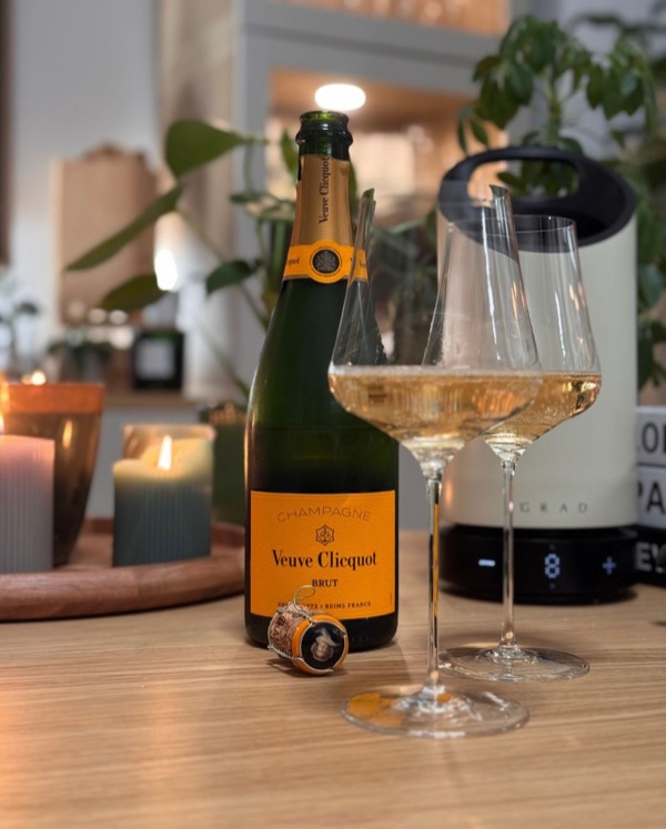 21 Jahre - kein großes Dinner, keine Reservierung, kein Streß. 

Nur ich und meine Liebste und eine Flasche @veuveclicquot „Yellow Label“ Brut.

Ja,…