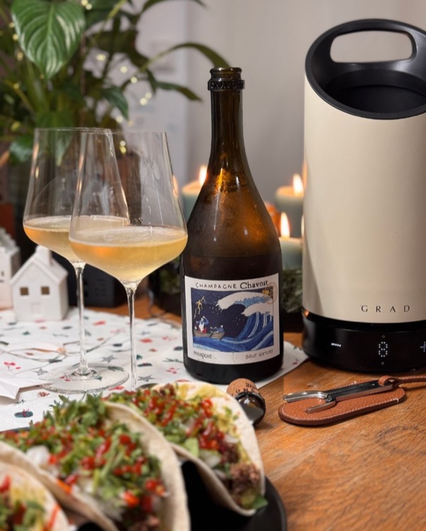 Der @champagnechavost – Paradoxe war für mich eine spannende, leicht fordernde Flasche – vor allem wegen seiner Hefenote.

Im Glas zunächst deutlich…