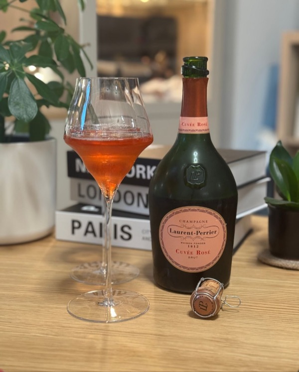 Übrige Schnitzel vom Mittagessen und dazu am Abend eine Flasche @champagnelaurentperrier – Cuvée Rosé Brut. Keine große Pairing-Idee, sondern einfach…