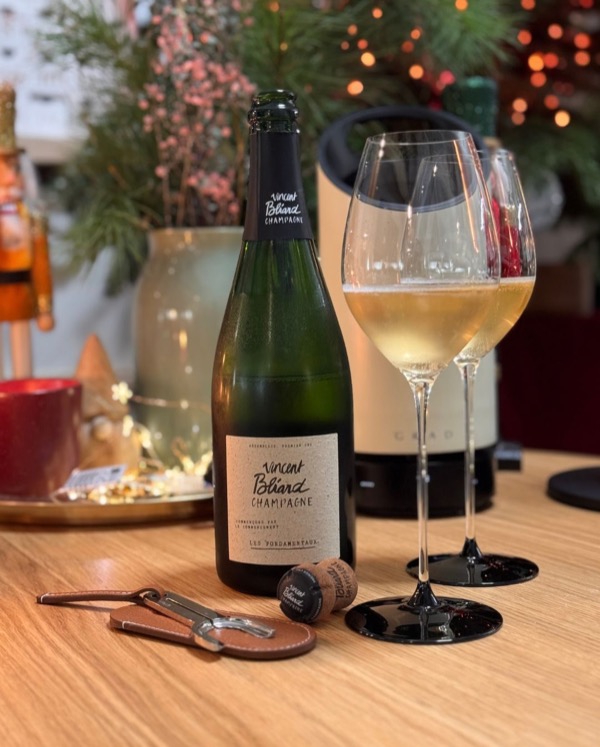 Der Vincent Bliard – Les Fondamentaux, den wir gestern geöffnet haben, ist genau die Art Champagner, die man nicht zwingend analysieren muss, während…