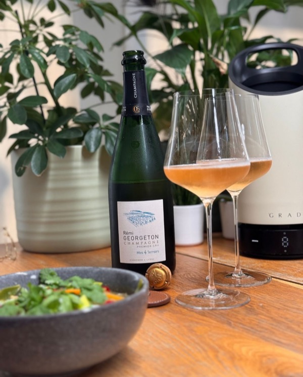 @remi_georgeton hat eine klare Vision: Das Terroir so pur wie möglich ins Glas zu bringen. Beim Mes 4 Terroirs schmeckt man diese Reise förmlich. Der…