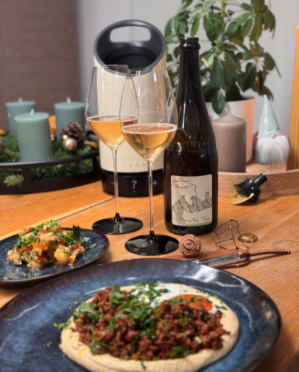 Nachdem ich neulich bei @neni.prater ein traumhaftes Hamshuka gegessen habe – es dort aber leider keinen Champagner gab – hieß es heute zuhause:…