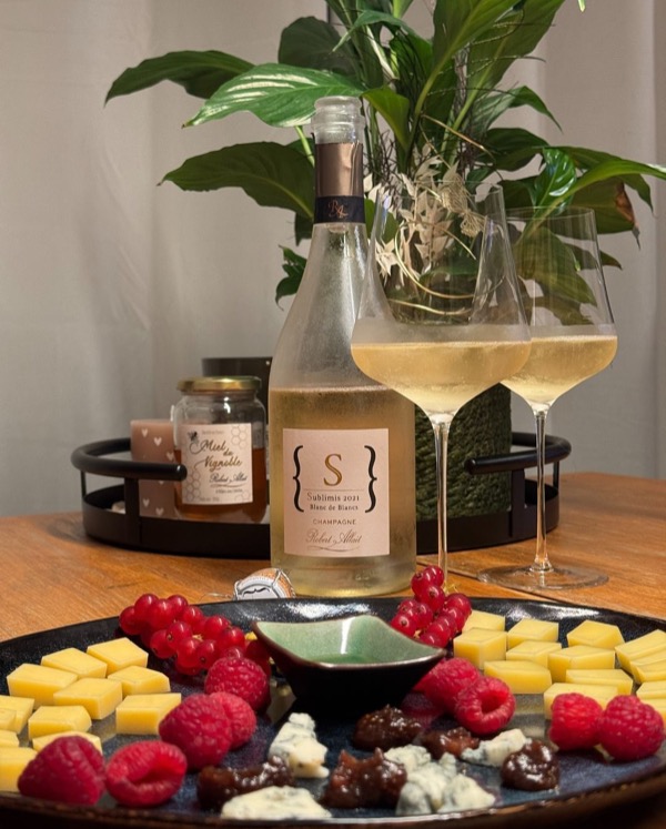Der Sublimis 2021 von @champagnerobertallait überrascht mich jedes Mal aufs Neue. 
Ich hatte ihn schon solo, zu Sushi, zu Indisch – und diesmal zur…