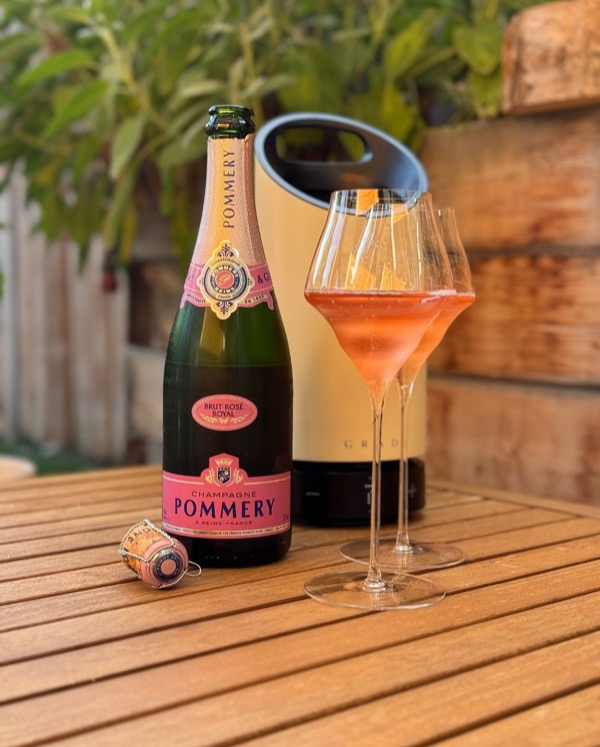 Manchmal passt es einfach nicht.

Ich mag den klassischen Brut von Pommery – klar, trocken, verlässlich. Aber der Rosé?
Der hat mich heute nicht…