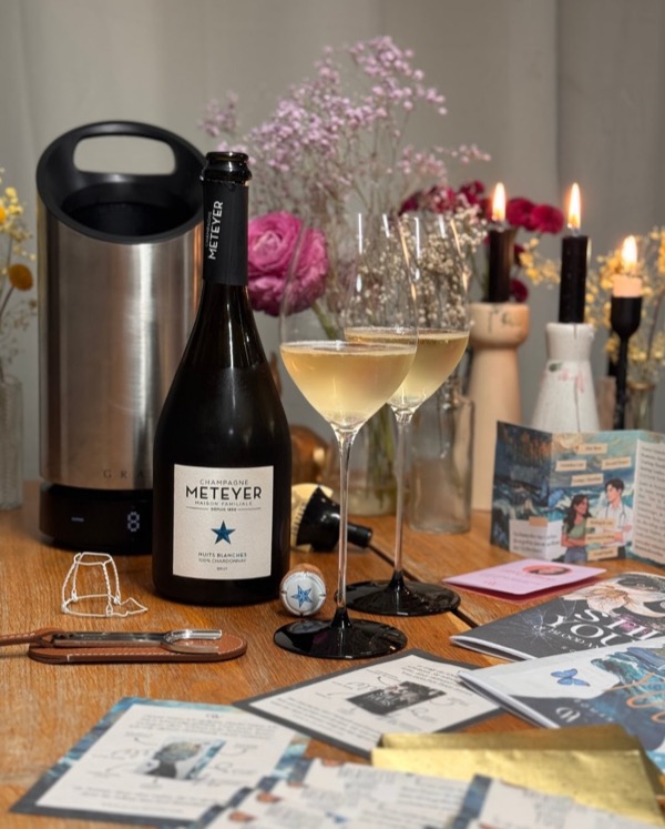 Hier am Tisch herrscht gerade kreatives Chaos der schönsten Sorte: @autorin.olive.wilson bereitet akribisch und mit wahnsinnig viel Liebe ihre…