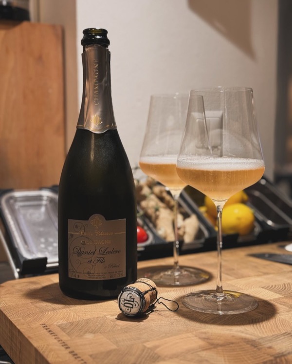 Gestern kam eine Lieferung mit dem gesamten Sortiment von @champagne.daniel.leclerc an – eine großartige Gelegenheit, das Haus kennenzulernen. Doch…