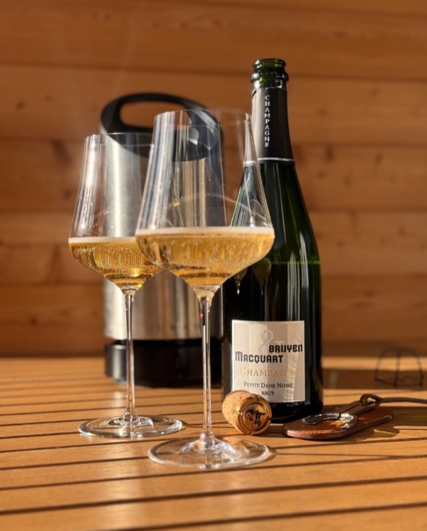Erinnert ihr euch an die „Petite Dame Noire“ von Bruyen & Macquart (@champagnebruyen)? 🥂✨

Nachdem ich genau diese Flasche im November schon mal…