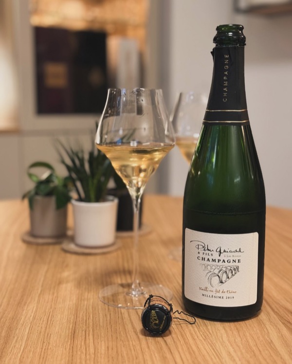 Für den Champagner, den ich heute geöffnet habe, gibt es noch keinerlei Verkostungsnotizen oder Informationen, daher musste ich mich komplett auf…