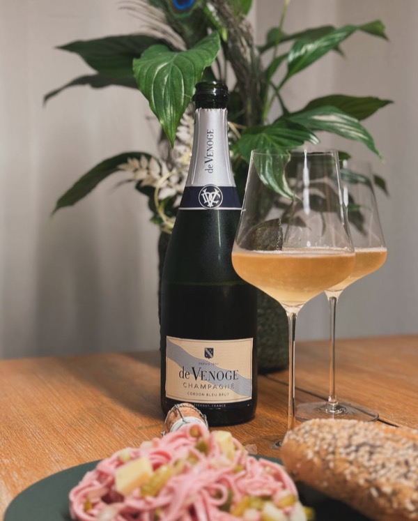 Wurstsalat & Champagner. Warum nicht? 🥒🥩🥂
​
​Gestern Abend einfach mal ganz klassisch: fein geschnittener Wurstsalat mit Essig, Öl, roten Zwiebeln…