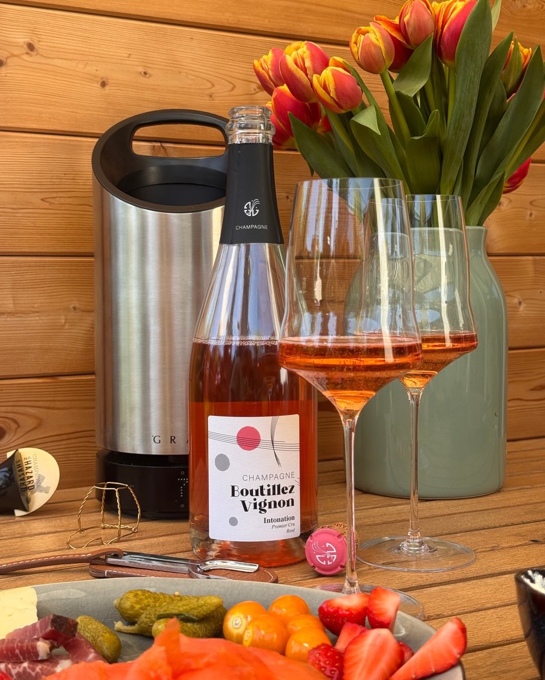 Endlich ein Wochenend-Frühstück in der Morgensonne auf der Terrasse mit warmem Brot, Räucherlachs und ein bisschen Obst auf dem Tisch.

Der Rosé…