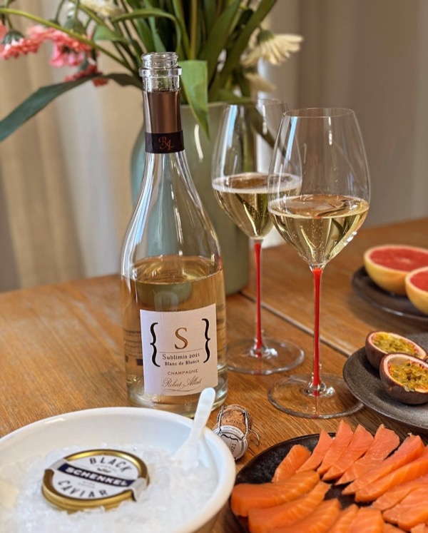 Heute ist in der Steiermark Feiertag – Josefstag! 🎉 Perfekt also für ein Champagnerfrühstück auf der Terrasse. Eigentlich war alles für drinnen…