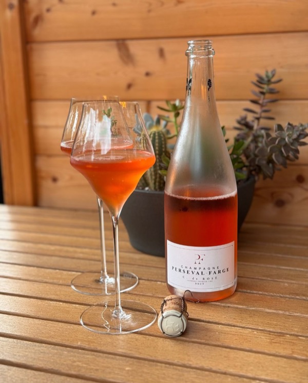 Diesen C. de Rosé von @persevalfarge haben wir gestern Abend geöffnet – schon zu kühl, um einfach so draußen zu sitzen. 
Aber mit einer großen Kerze,…