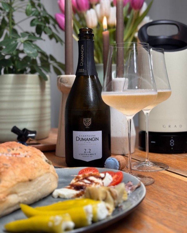 Heute mal ein mediterraner Kurzurlaub mit Oliven-Focaccia, Sardellen, eingelegten Artischocken, gefüllten Paprika und dieser Mix aus Tomate,…