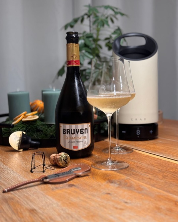 Heute der Grande Réserve von @champagnebruyen – ein 50/50-Blend aus Chardonnay und Pinot Noir, Jahrgang 2019, extra brut mit 4 g/l. 
Schon im Glas…
