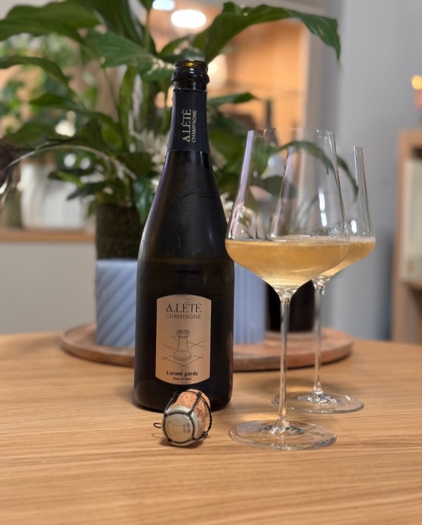 Gestern Abend habe ich die erste Flasche aus meiner neuen Lieferung von @champagnealete geöffnet: den L’Avant-Garde Blanc de Noirs.

Eigentlich ein…