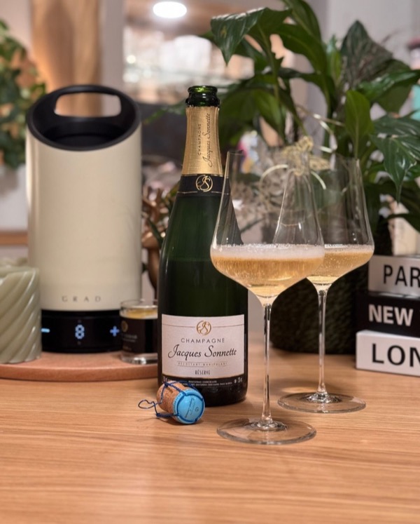 Der Jacques Sonnette – Brut Réserve ist so ein Champagner, den man einfach öffnen kann ohne groß nachzudenken. Er muss nicht im Mittelpunkt stehen…