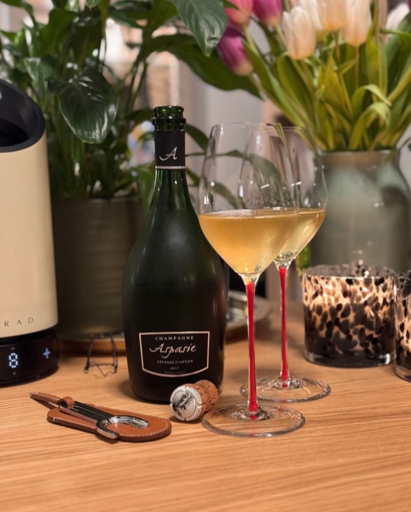 Heute gibt es mit dem Cépages d’Antan von @champagneaspasie mal einen kleinen Exkurs abseits von Chardonnay, Pinot Noir und Pinot Meunier. Hier geht…