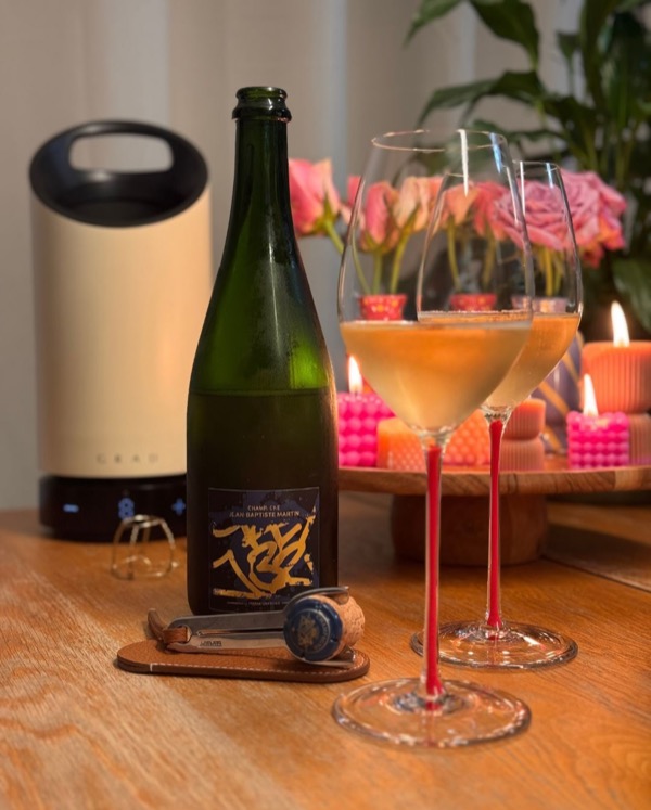 Ein Champagner, der optisch erst mal ordentlich laut „Hier!“ schreit. Die Sonderedition des @emartin_champagne Brut Tradition ist in Kooperation mit…