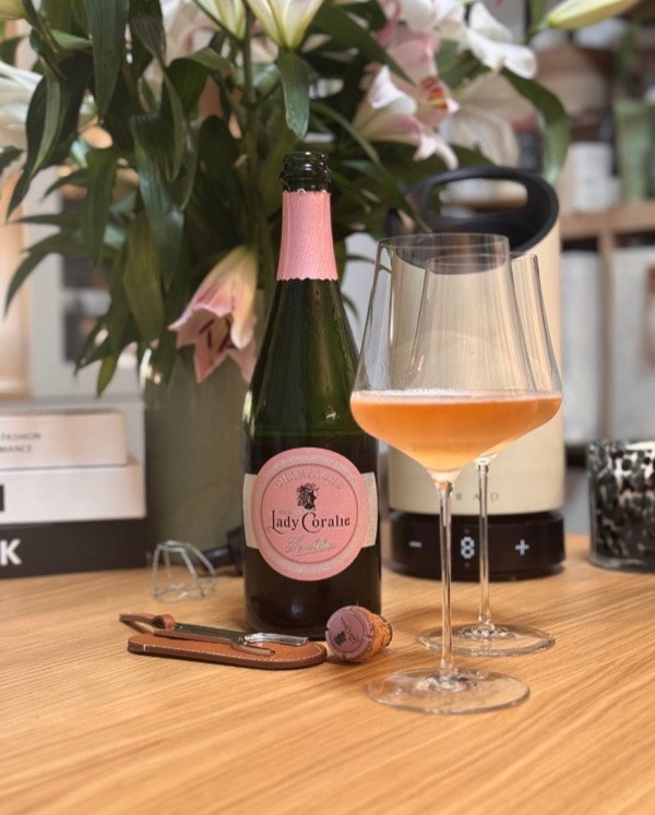 Heute habe ich eine echte Besonderheit aus der „Collector“ Linie von @champagne_mathelin im Glas: Die Cuvée „Lady Coralie“.

Das Spannende an diesem…