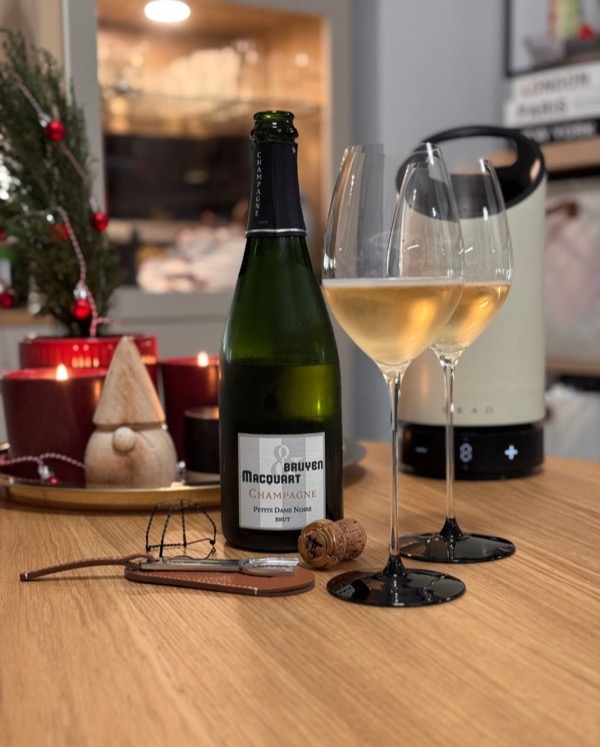 Gestern Abend gab’s mal wieder etwas Neues – den @champagnebruyen & Macquart – Petite Dame Noire

Eine Flasche, die optisch eher dezent wirkt, aber…