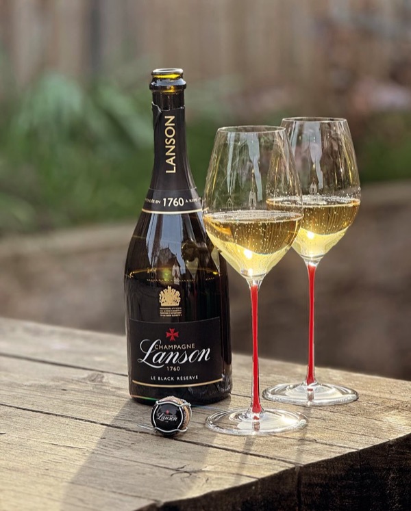 Wind im Gesicht, Sonne auf der Haut – und Lanson im Glas

Ein Meeting wurde kurzfristig abgesagt – daher zwei Stunden Luft. 
Meine Liebste kommt…