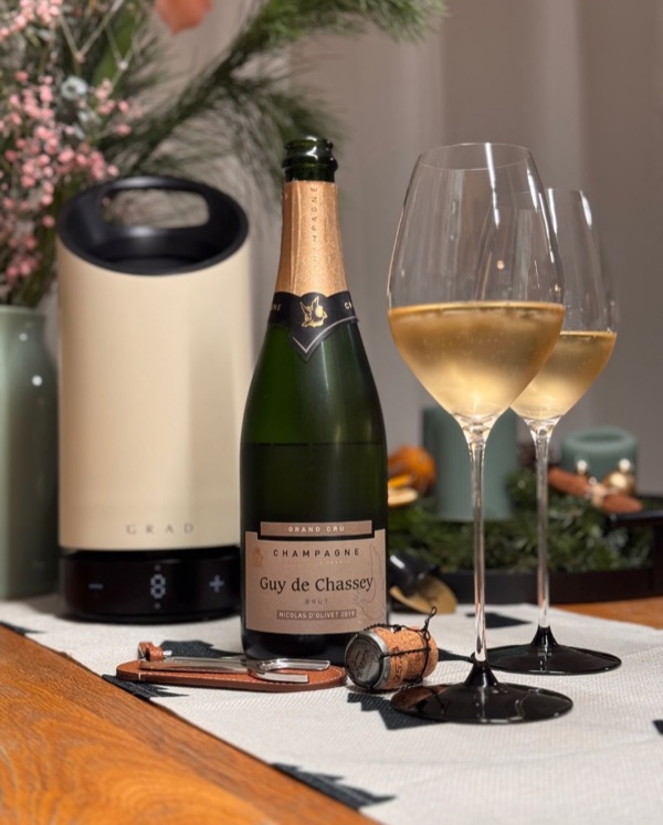 Der Nicolas d’Olivet 2019 von @champagneguydechassey wirkt von Anfang an sehr klar und ruhig. Die goldene Farbe passt zum Stil: präzise, frisch, ohne…