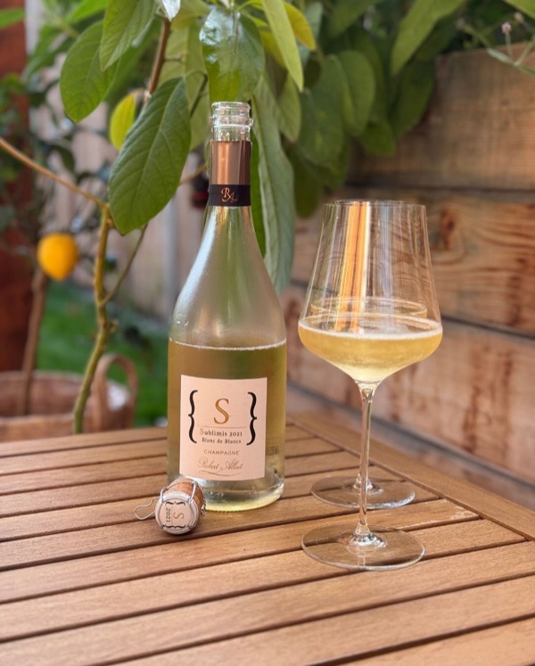 Im Alltag trinken wir viel Soda-Zitron. Und zwar richtig. 
Spritziges Sodawasser, frisch gepresster Zitronensaft – kein Sirup, keine Kompromisse.…