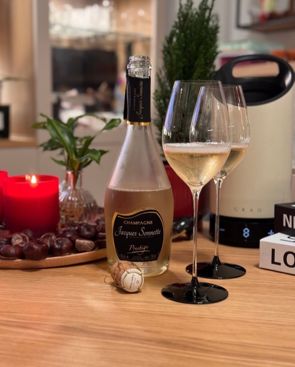 Abends, Kerzenlicht, kein großes Programm – einfach ein Moment zum Ankommen. Und dazu der Jacques Sonnette – Prestige Brut.

Ein Champagner, der ohne…