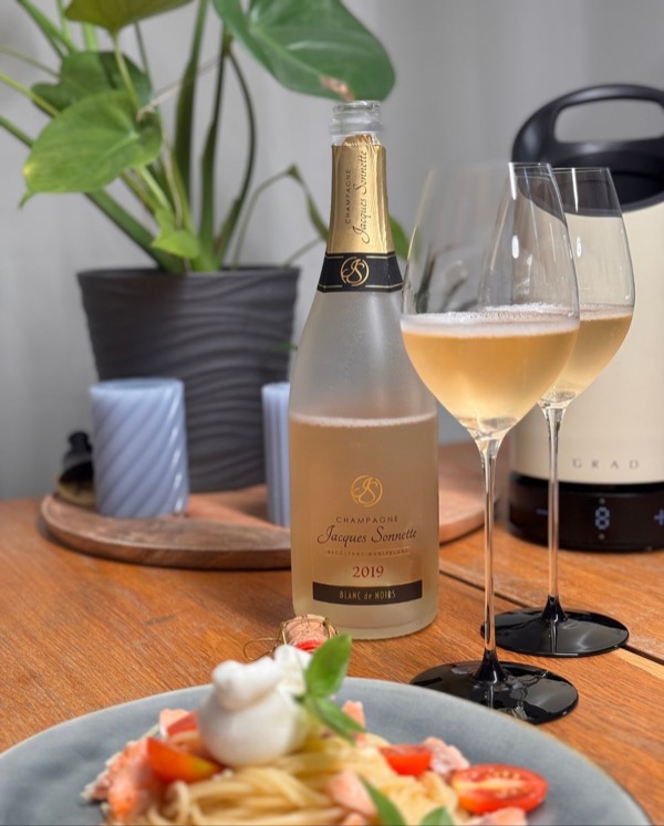 Heute kam mittags ein Paket von Jacques Sonnette – fünf Flaschen wanderten direkt in den Weinkühler, und der 2019er gleich in den @mybeezer 😅.

Der…