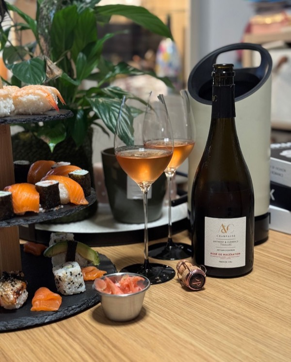 Sushi für zwei – auf drei Etagen. 
Nigiri, Maki, Inside-Out, Garnele, Lachs – frisch, klar, pur.
 
Dazu: der Rosé de Macération von…