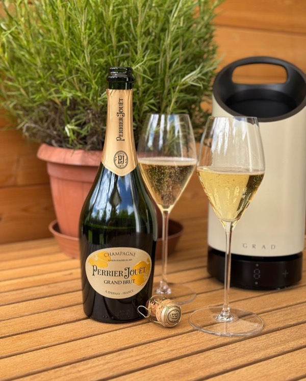 Während die Bolognese auf dem Herd von Stunde zu Stunde besser wurde, durfte es gestern noch ein Glas zur Einstimmung sein: @perrierjouet – Grand…