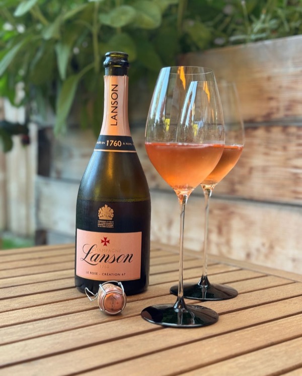 Manchmal will man einfach Rosé. Nicht verspielt. Nicht lieblich. Sondern klar, strukturiert – mit Frische, Tiefe und einem bisschen Kante.…