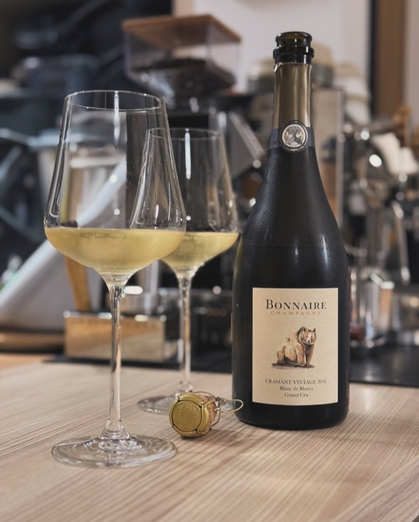 Diese Woche kam eine frische Lieferung direkt aus der Champagne bei mir an – Drei spannende Flaschen von @bonnaireclouet . Für den Auftakt habe ich…