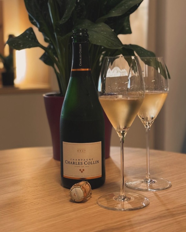 Gestern Abend, nichts Produktives vor. Sofa, Serie, Ruhe. 
Und dazu: ein Glas Champagne - @champagne_charlescollin – Brut. 

📝 Kurz und knapp zum…