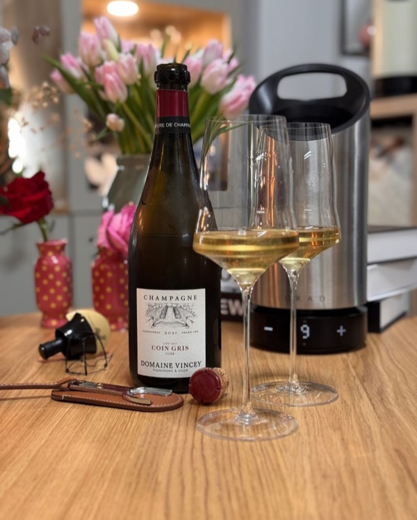 Der „Coin Gris“ von @domainevincey ist ein 100 % Chardonnay aus der gleichnamigen Parzelle (Lieu-dit) im Herzen des Grand-Cru-Dorfes Oger. Das…