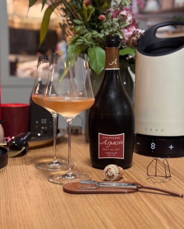 Der Brut de Fût von @champagneaspasie , den wir gestern geöffnet haben, ist warm, strukturiert, leicht würzig, mit dieser typischen Fassnote, die…