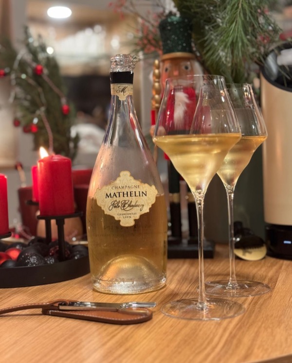 Heute ein paar Worte zum „Perle de Chardonnay“ – Millésime 2016 von @champagne_mathelin .

Ohne vorher aufs Etikett zu schauen war der Moment…