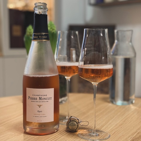 Es gibt Champagner, die überraschen dich immer wieder aufs Neue – und der @champagnepierremoncuit Rosé Grand Cru Brut gehört definitiv dazu. Heute…