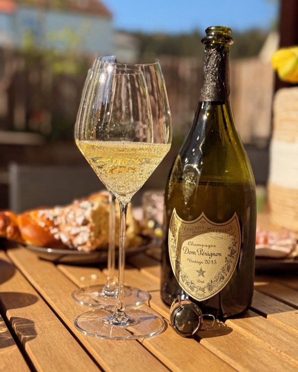 Die Sonne steht noch tief, die Kids springen durchs Haus – heute gibt’s Ostereier zu suchen. 
Und Geschenke. Denn zusätzlich zu Ostern hat meine…