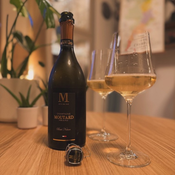 Gestern Abend habe ich den @champagnemoutard - Brut Nature geöffnet. Er ist frisch, klar, präzise, und als Brut Nature ohne Dosage bringt er eine…