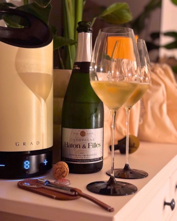 Ein Abend am Wochenende. 
Eine andere Perspektive heute, da das Wohnzimmer fest in Kinderhand ist 😂

Also ist Rückzug angesagt – mit Gläsern, Kühler…