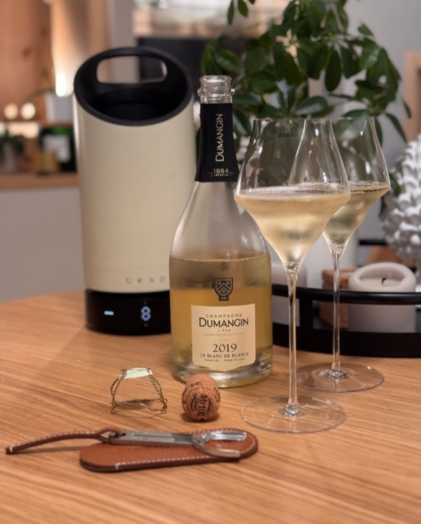 Es war mal wieder Zeit für etwas Geradliniges, Helles, Zitrisches — also habe ich den @champagnedumangin – Blanc de Blancs 2019 geöffnet.
Ein Premier…