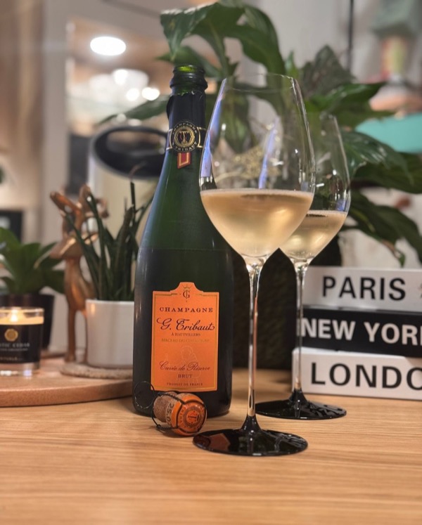 Sonntagabend, alles vorbereitet für die neue Woche – und zum Abschluss eine Flasche, die schon beim Öffnen nach Geschichten riecht:…