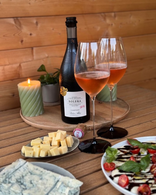 Der Solera RP-R von @champagnerobertallait ist kein Rosé, wie man vielleicht denken könnte – sondern ein Blanc de Blancs mit 5 % Pinot Noir.

Die…