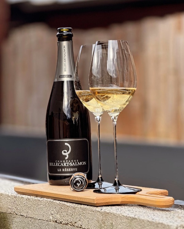 Frühling heißt: Der Rasen braucht Luft, der Pool frisches Wasser – und ich? Einen Schluck Billecart-Salmon. 
Aerifizieren & Sanden gehen eben doch…