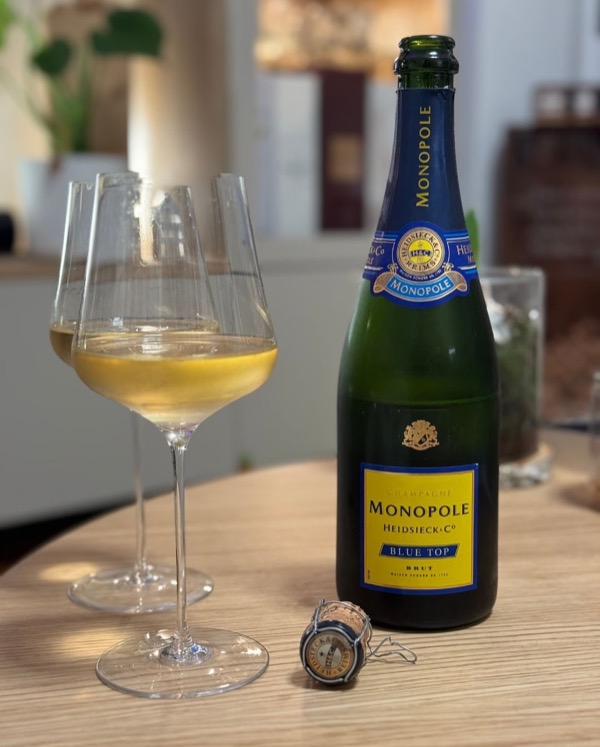 Nicht jede Flasche passt. Manchmal ist es der Moment, manchmal einfach der eigene Geschmack.

So ging es mir mit dem @champagnemonopoleuk – Blue Top…