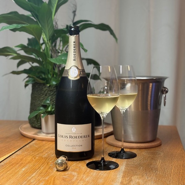 Warum eine Magnum? 
Geburtstag? Hochzeitstag? Großes Fest? 

Nein – einfach nur Lust auf einen @louisroederer_ . Und im Keller stand halt nur noch…