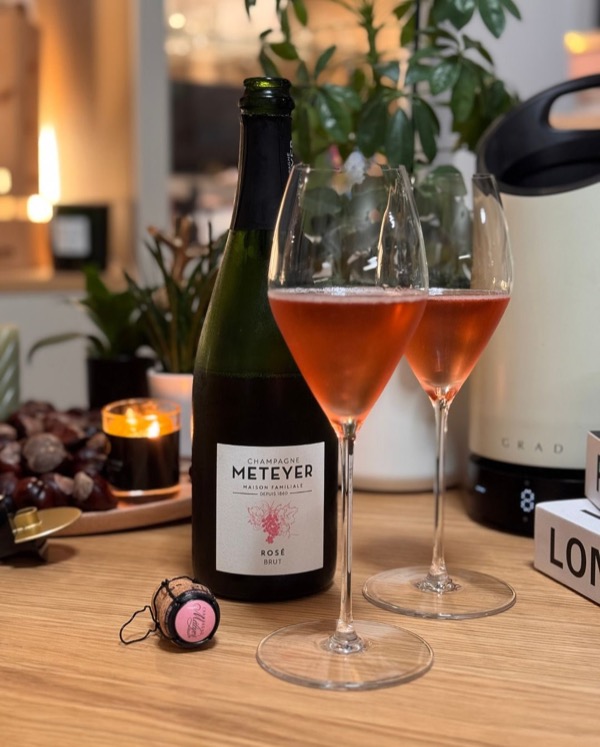 Gestern Abend - wir haben Lust auf einen spannenden Rosé - daher habe ich den @champagne_meteyer – Rosé Brut aus dem Keller geholt.

Fruchtig, ja –…