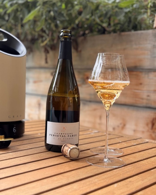 Gestern habe ich den @persevalfarge – C. de Pinots geöffnet. 
Ein Brut, aber erstaunlich straff mit der geringen Dosage – genau wie der Tag, der uns…